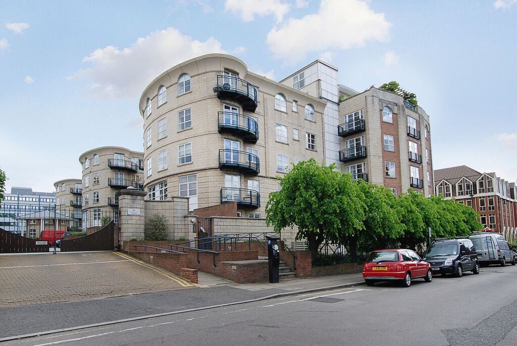 Flat Worple Road in Greater London