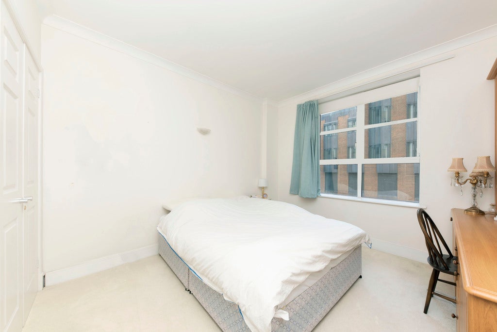 Flat Worple Road in Greater London