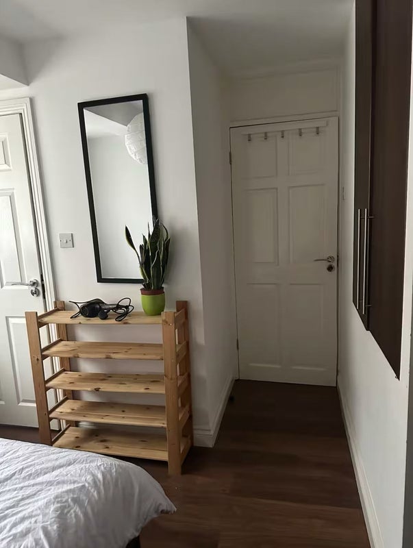 Room St John's Road in Greater London