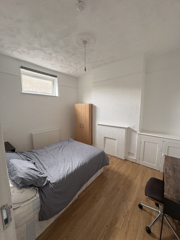 Room Annette Road in Greater London
