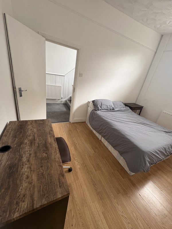 Room Annette Road in Greater London