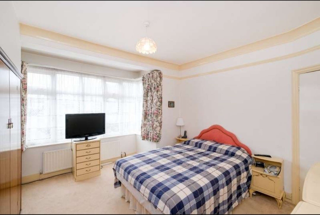 Room Beehive Lane in Greater London