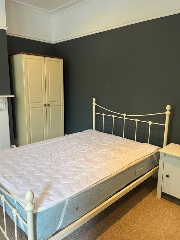 Room Ashton Road in Bristol