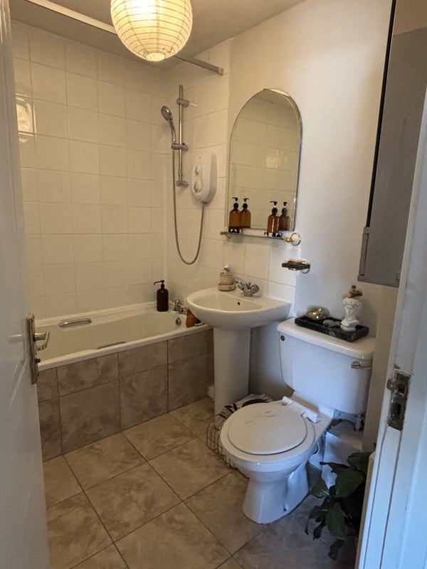 Room Fallow Court in Greater London