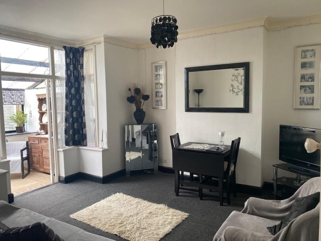 Room Ingram Road in Greater London