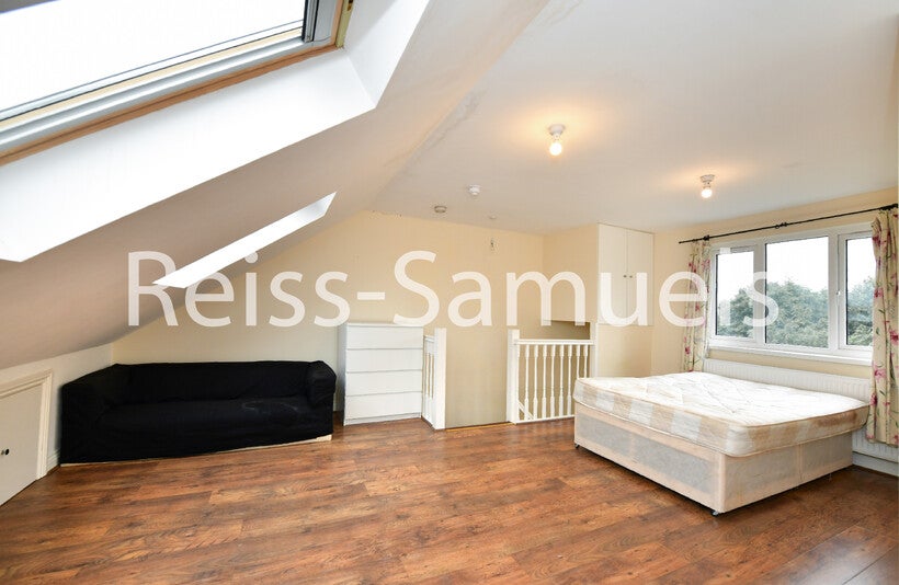 Flat Ambassador Square in Greater London