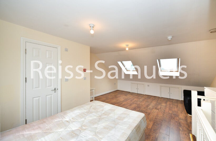 Flat Ambassador Square in Greater London