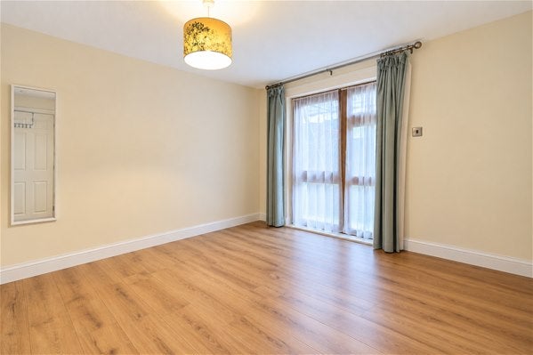 Flat Shapland Way in Greater London