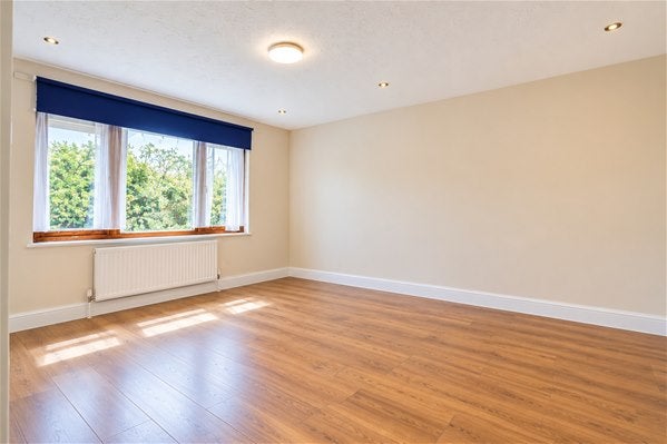 Flat Shapland Way in Greater London