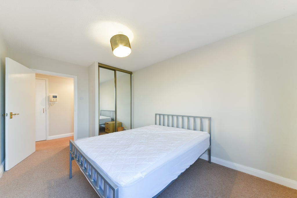 Flat Falcon Road in Greater London