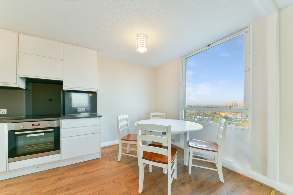 Flat Falcon Road in Greater London
