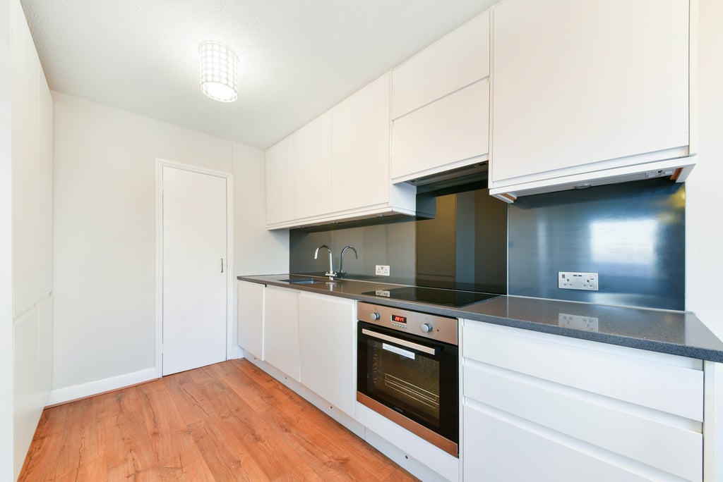 Flat Falcon Road in Greater London