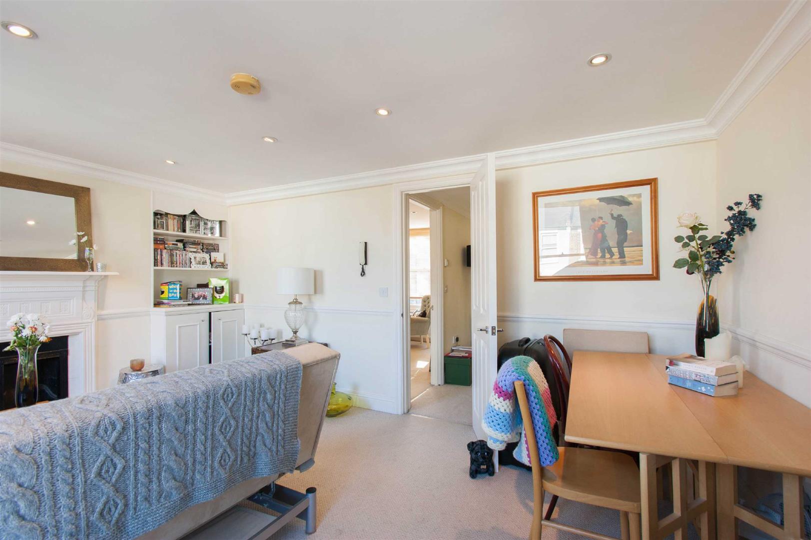 Flat Coulter Road in Greater London