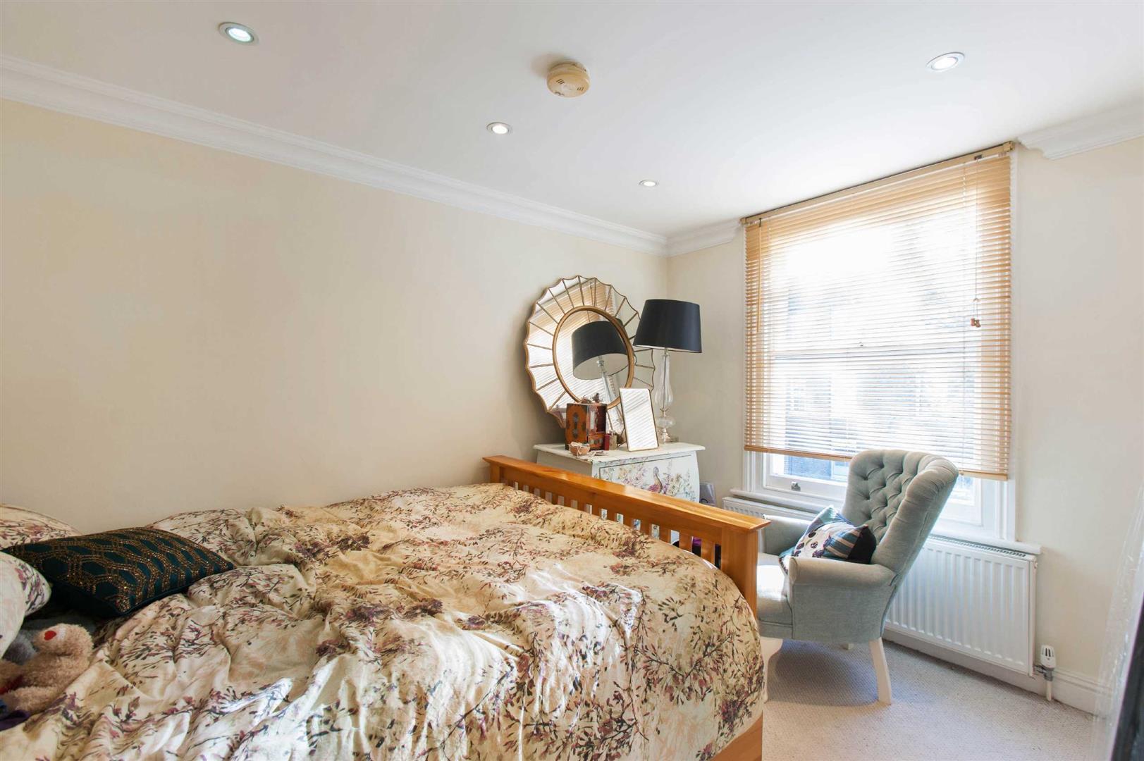 Flat Coulter Road in Greater London