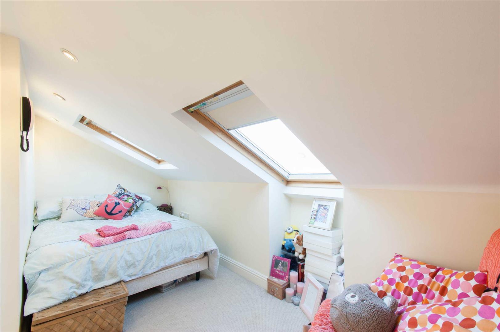 Flat Coulter Road in Greater London