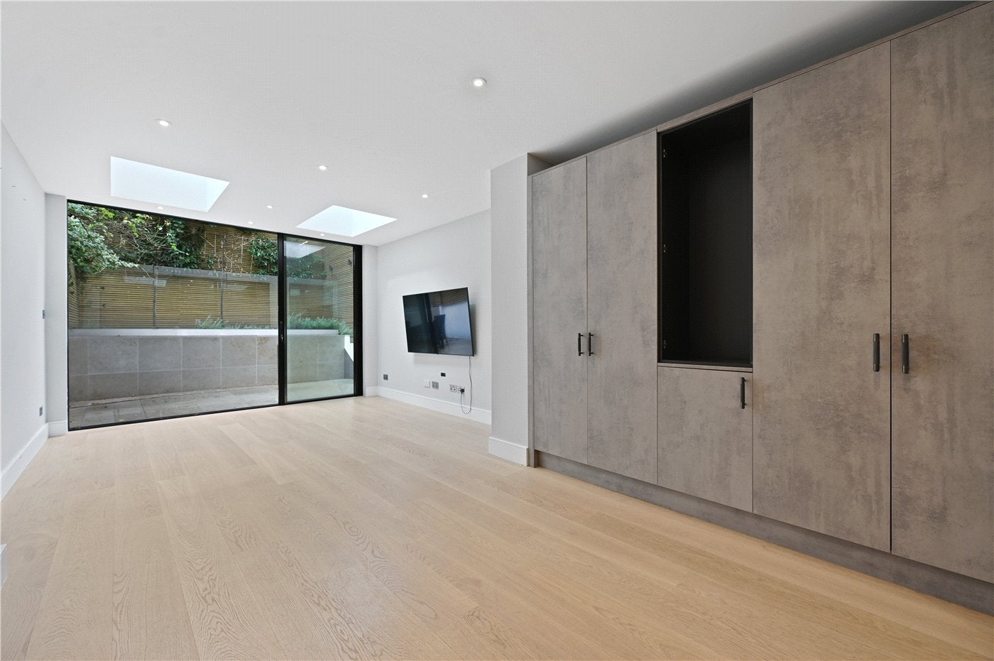 Flat Marloes Road in Greater London
