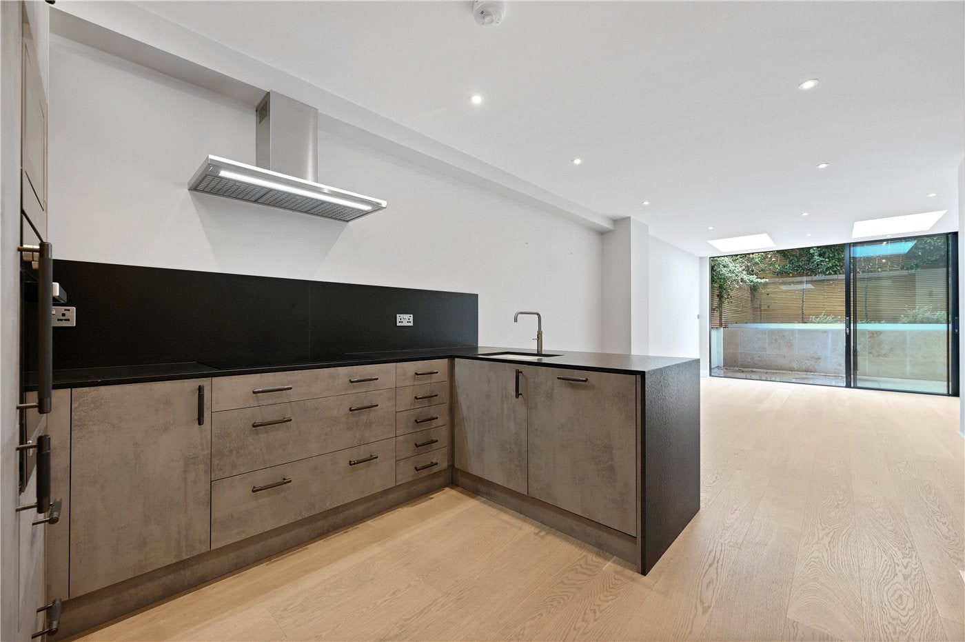 Flat Marloes Road in Greater London