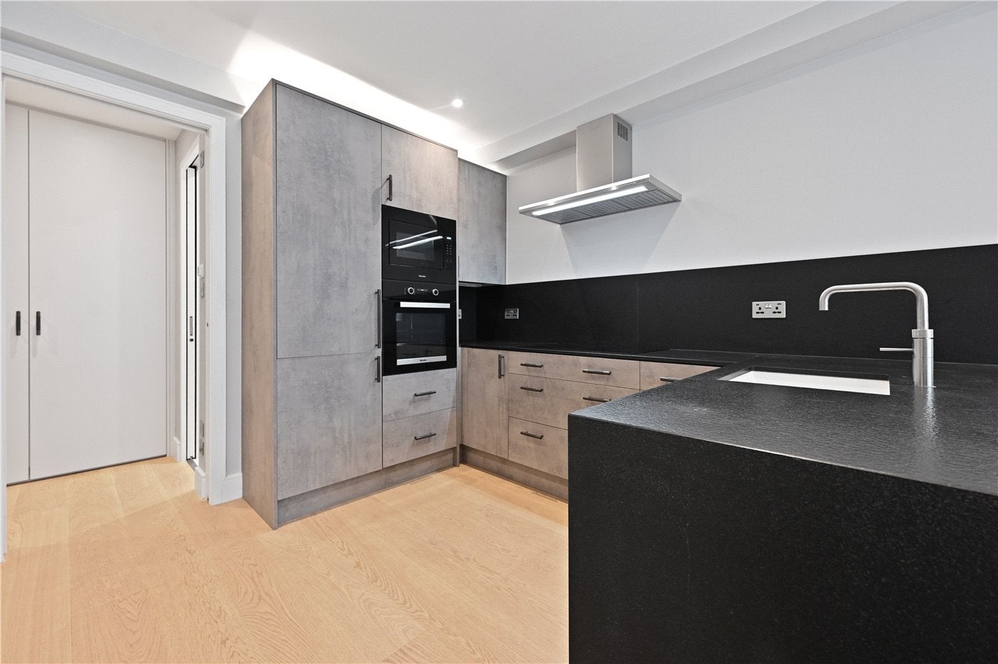 Flat Marloes Road in Greater London