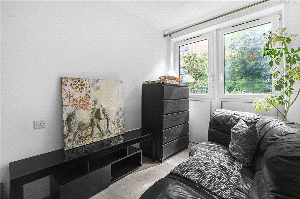 Flat Badsworth Road in Greater London