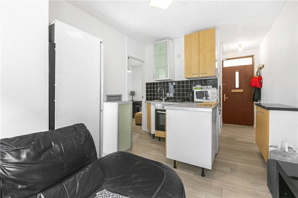 Flat Badsworth Road in Greater London