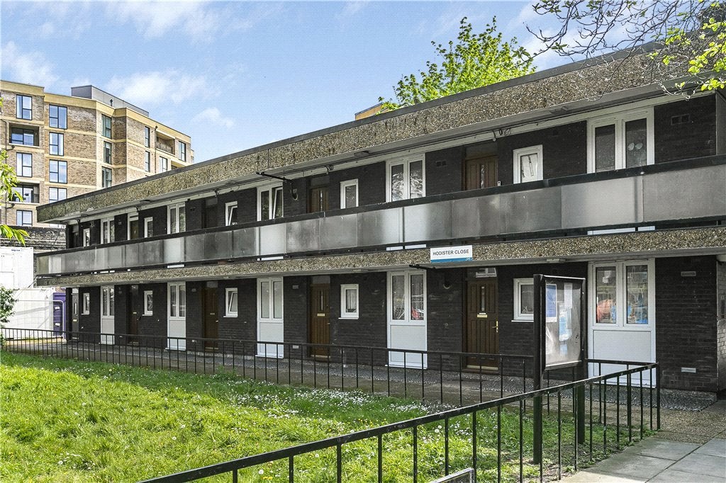 Flat Badsworth Road in Greater London