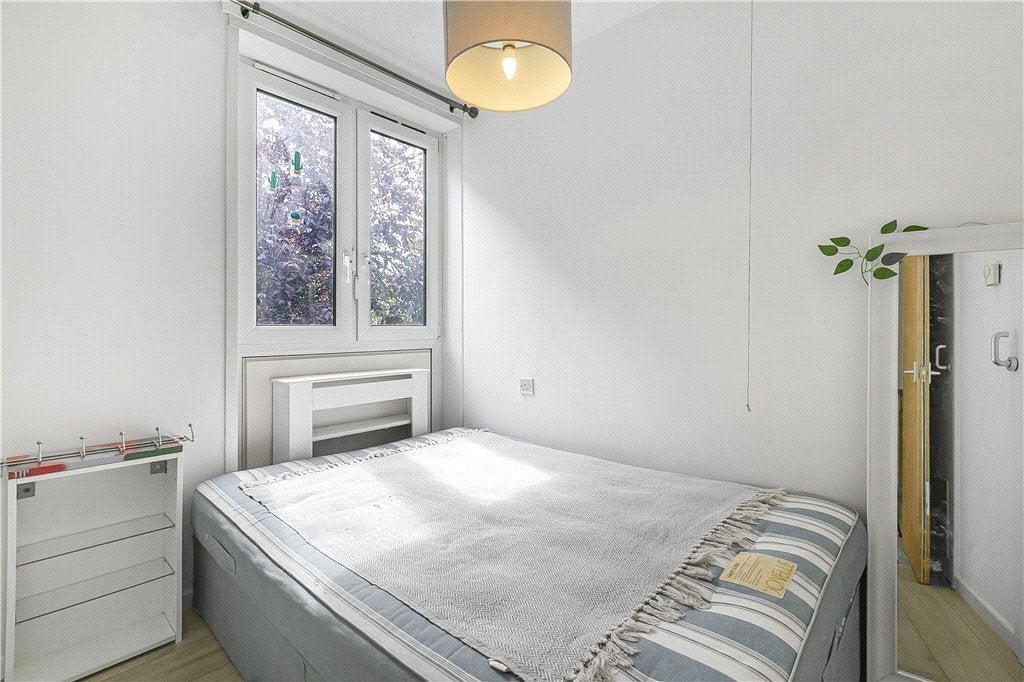 Flat Badsworth Road in Greater London