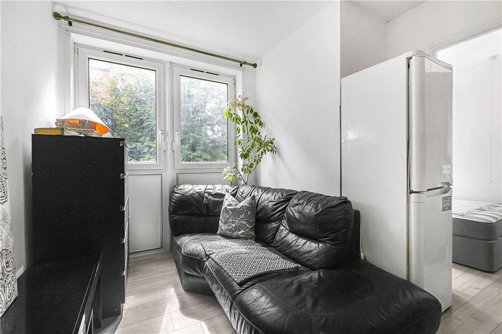 Flat Badsworth Road in Greater London