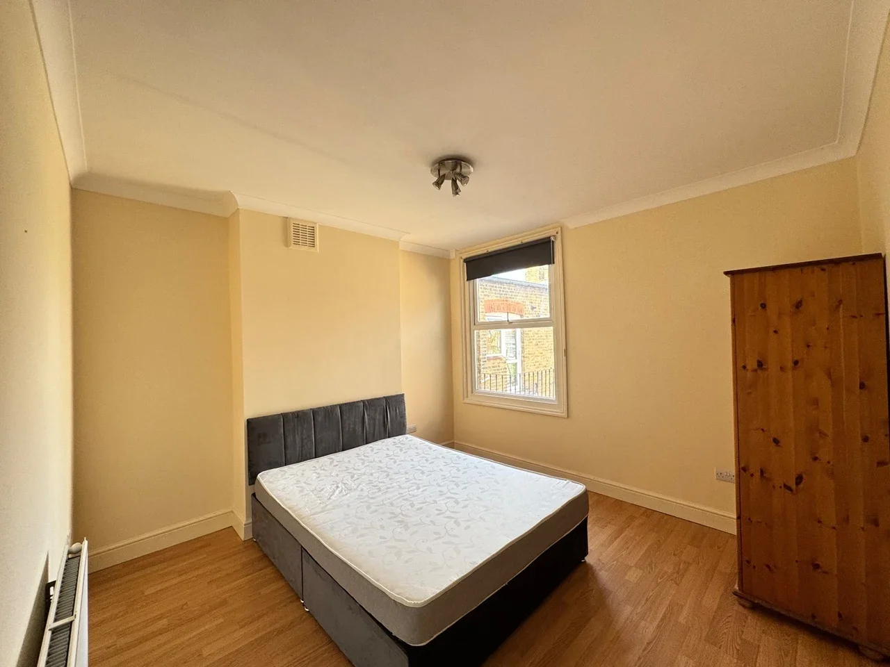 Room Venetian Road in Greater London