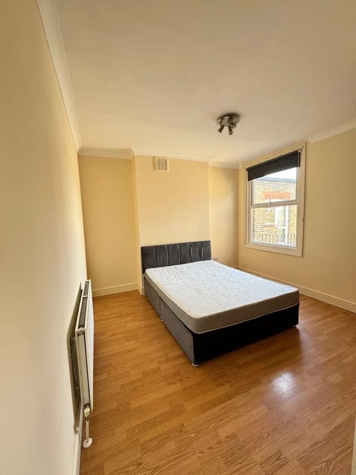 Room Venetian Road in Greater London