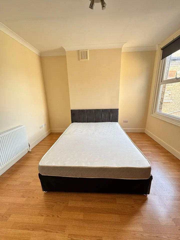 Room Venetian Road in Greater London