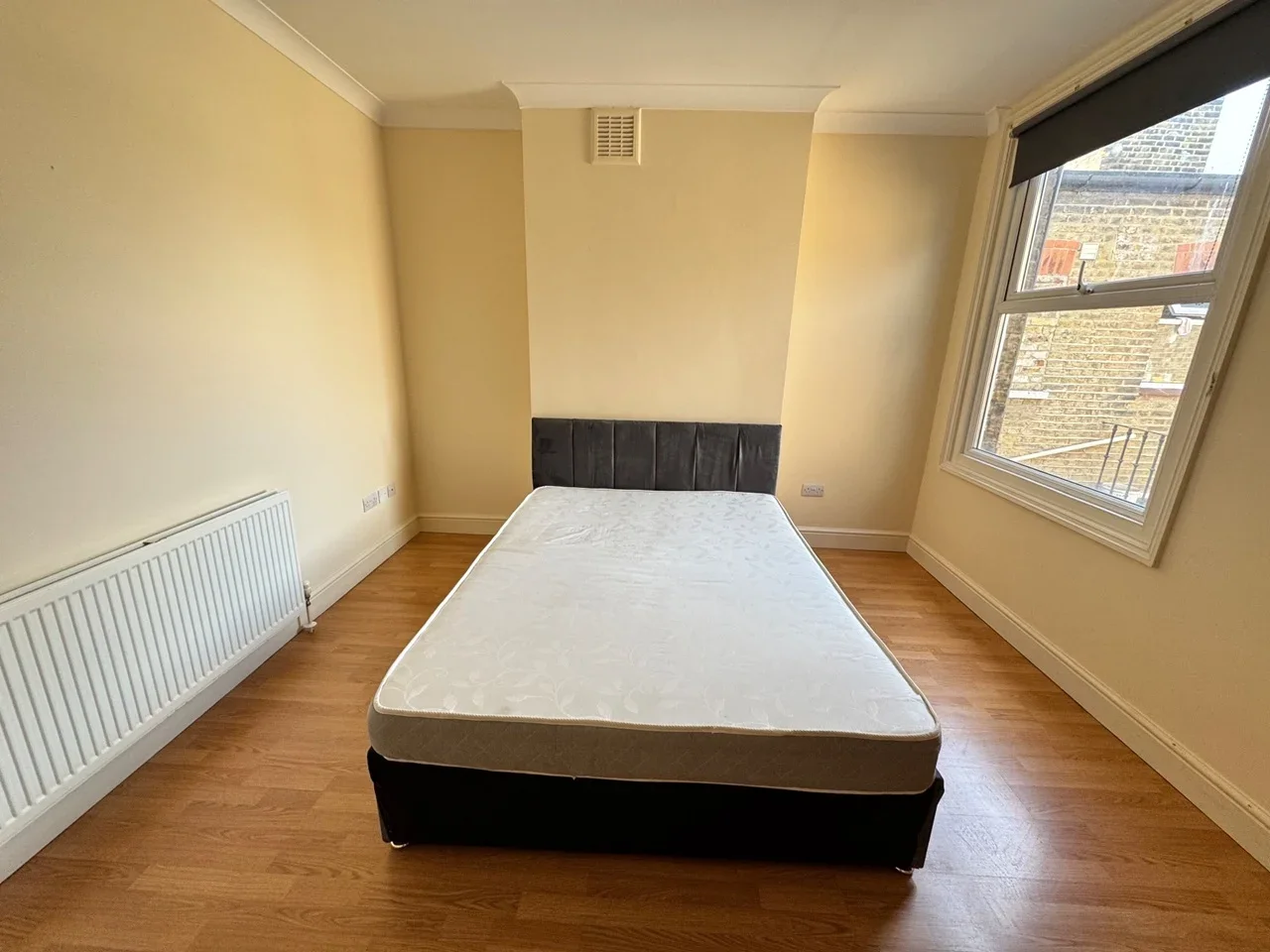 Room Venetian Road in Greater London