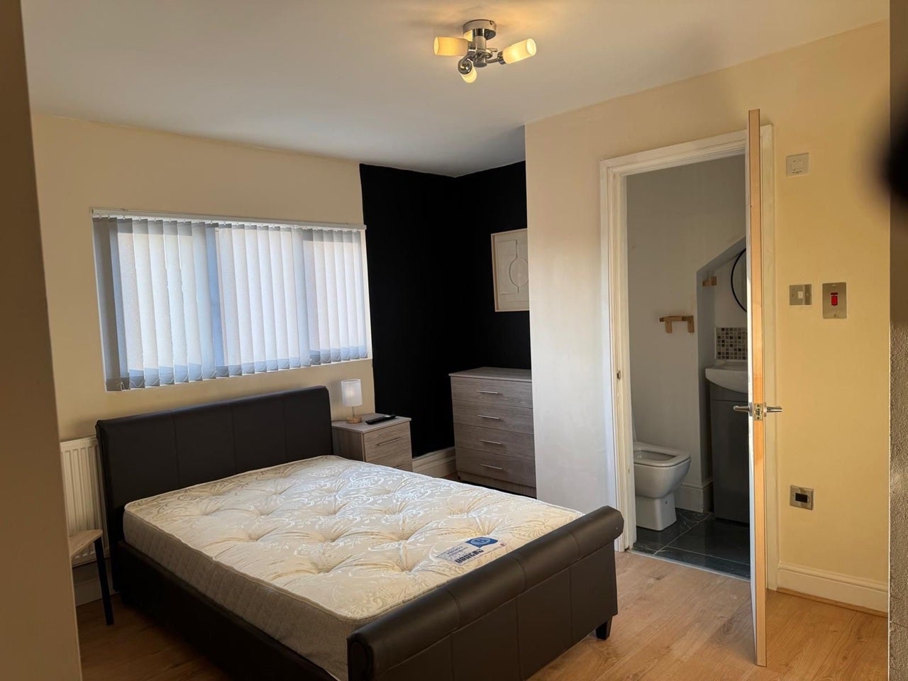Room Jubilee Drive in Liverpool