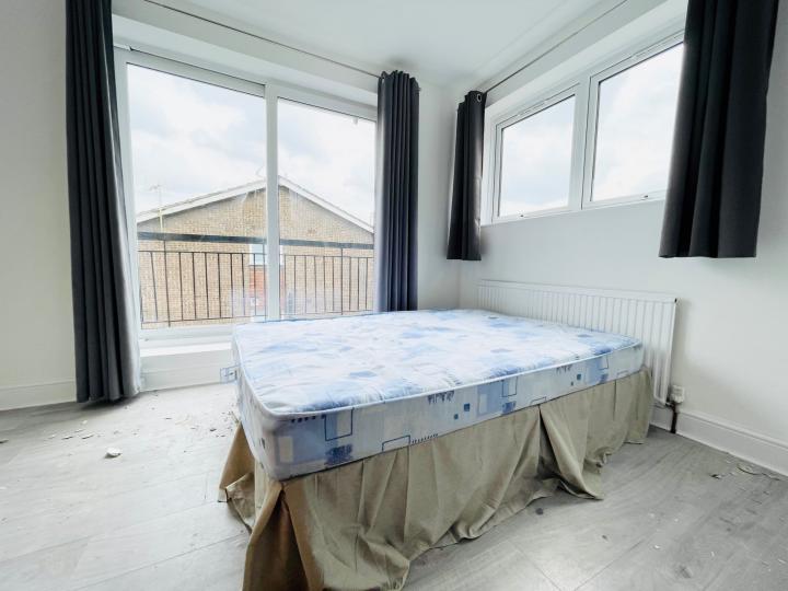 Flat Capstan Square in Greater London