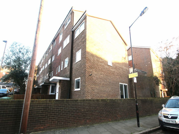 Flat Capstan Square in Greater London