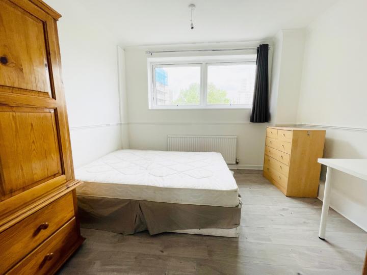 Flat Capstan Square in Greater London