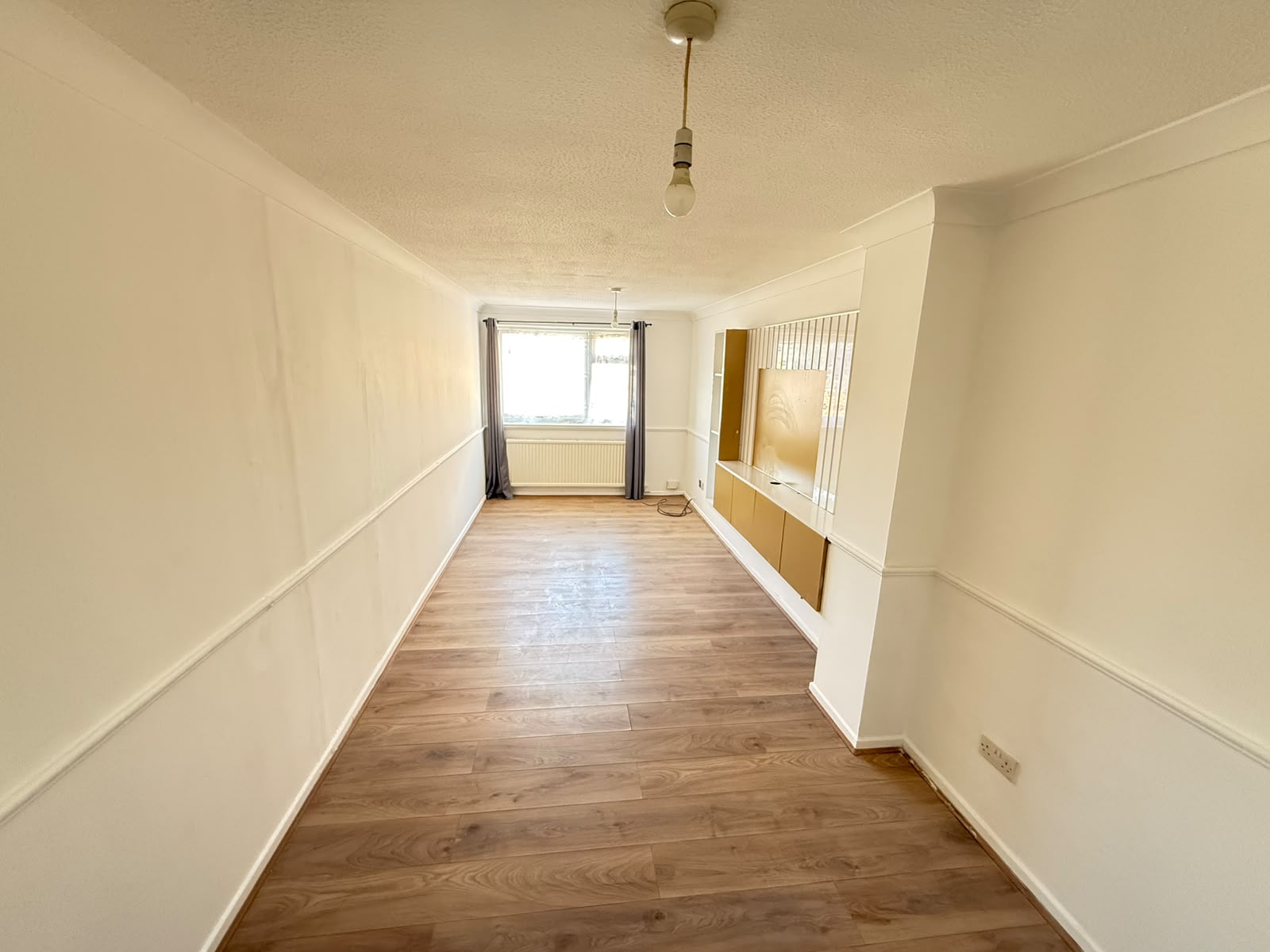 Flat Rochfords Gardens in Slough