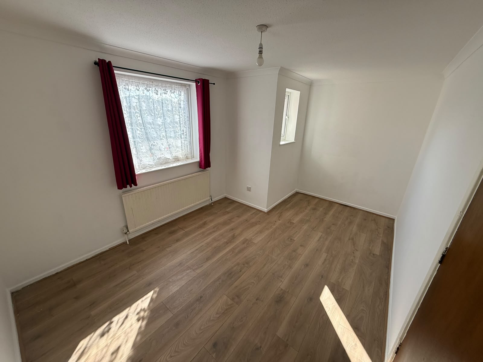 Flat Rochfords Gardens in Slough