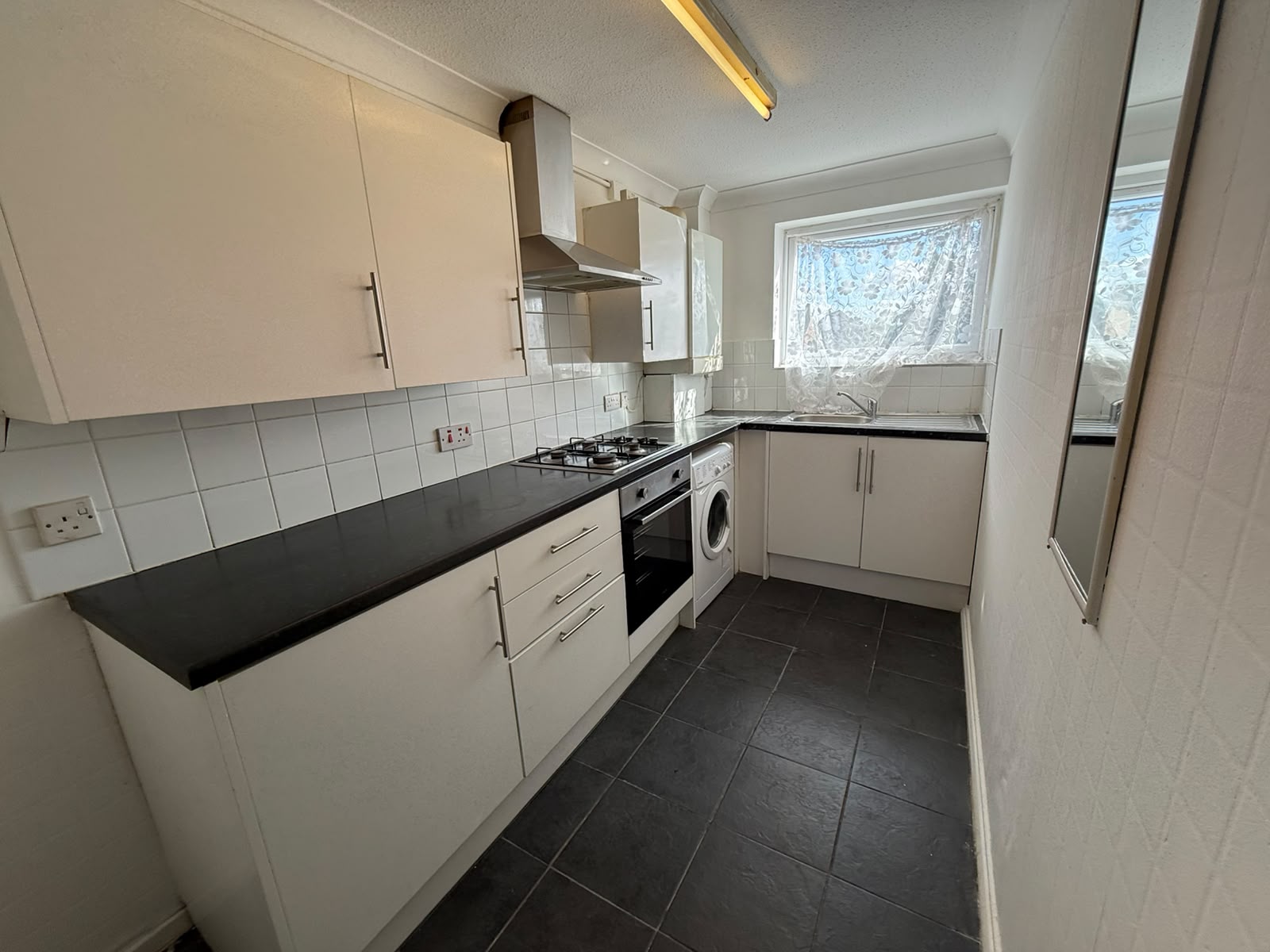 Flat Rochfords Gardens in Slough