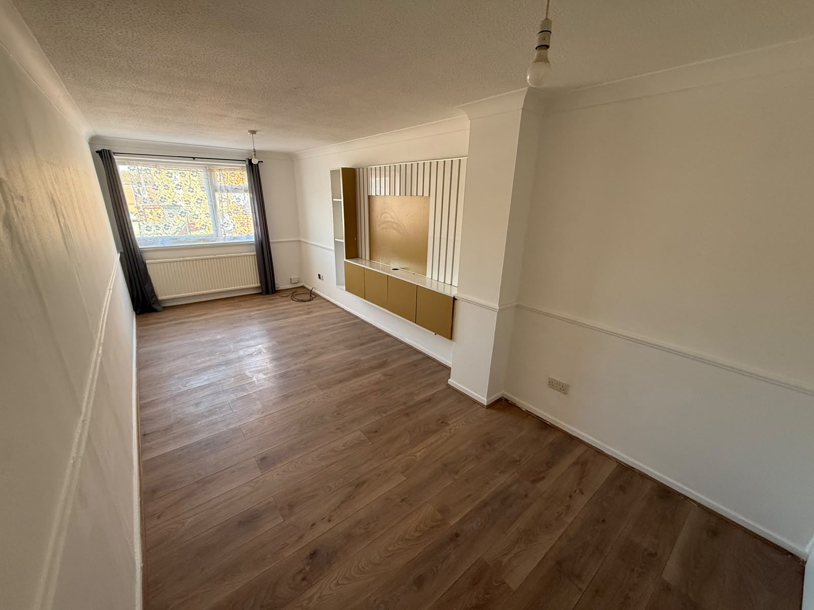 Flat Rochfords Gardens in Slough