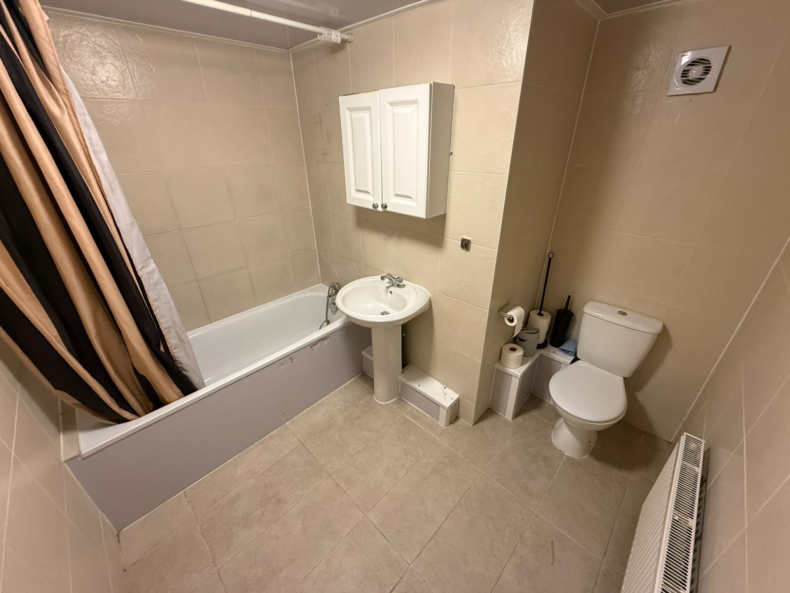 Flat Rochfords Gardens in Slough
