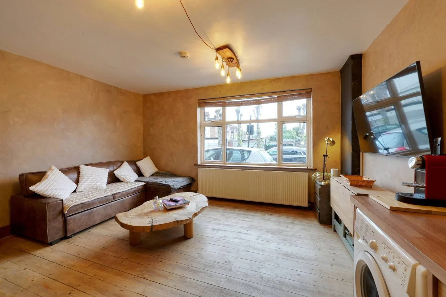 Flat Columbia Avenue in London