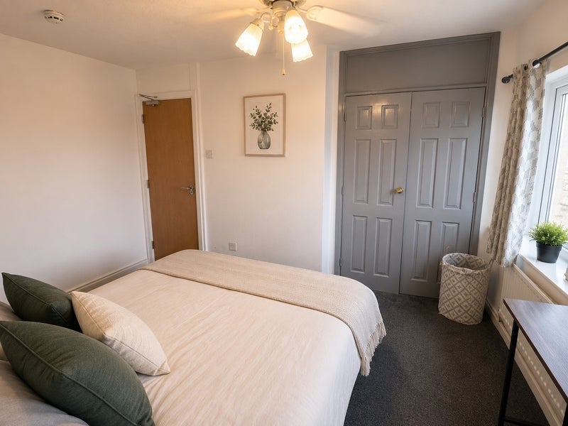 Room Glastonbury Avenue in Wakefield