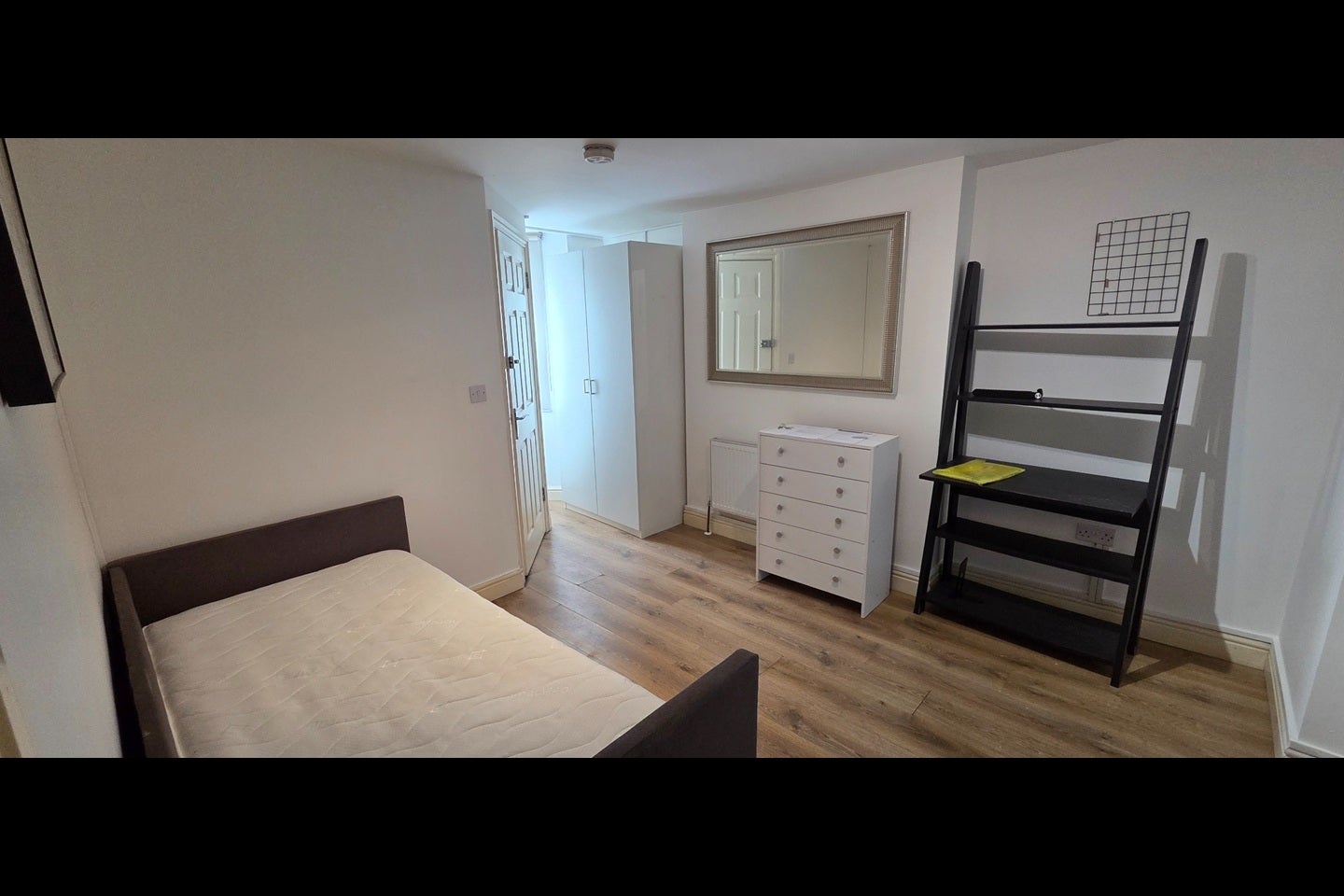 Flat Coldharbour Lane in Greater London