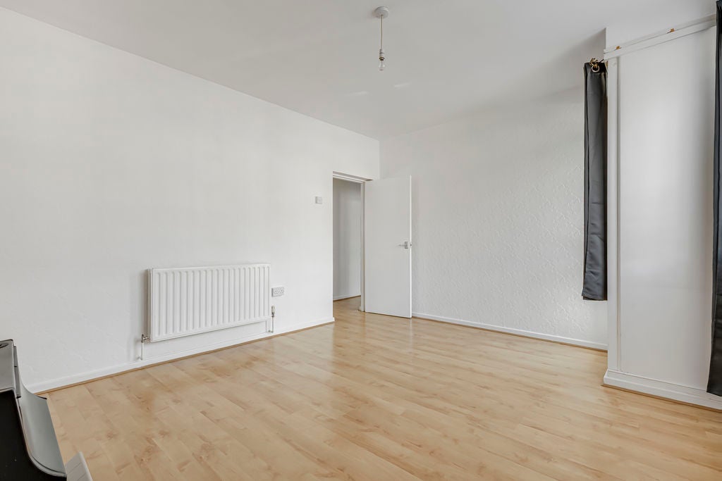 Flat Nankin Street in Greater London