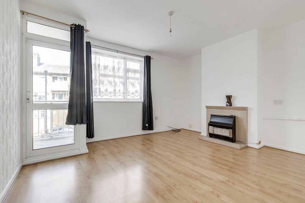 Flat Nankin Street in Greater London
