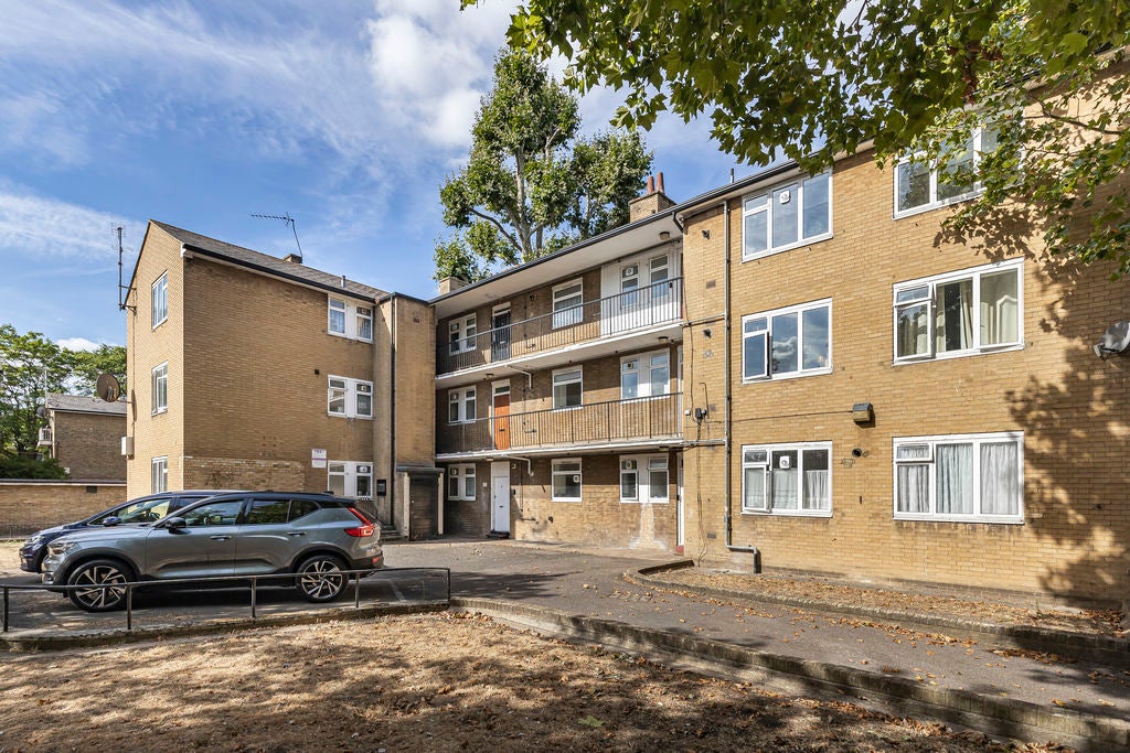 Flat Nankin Street in Greater London