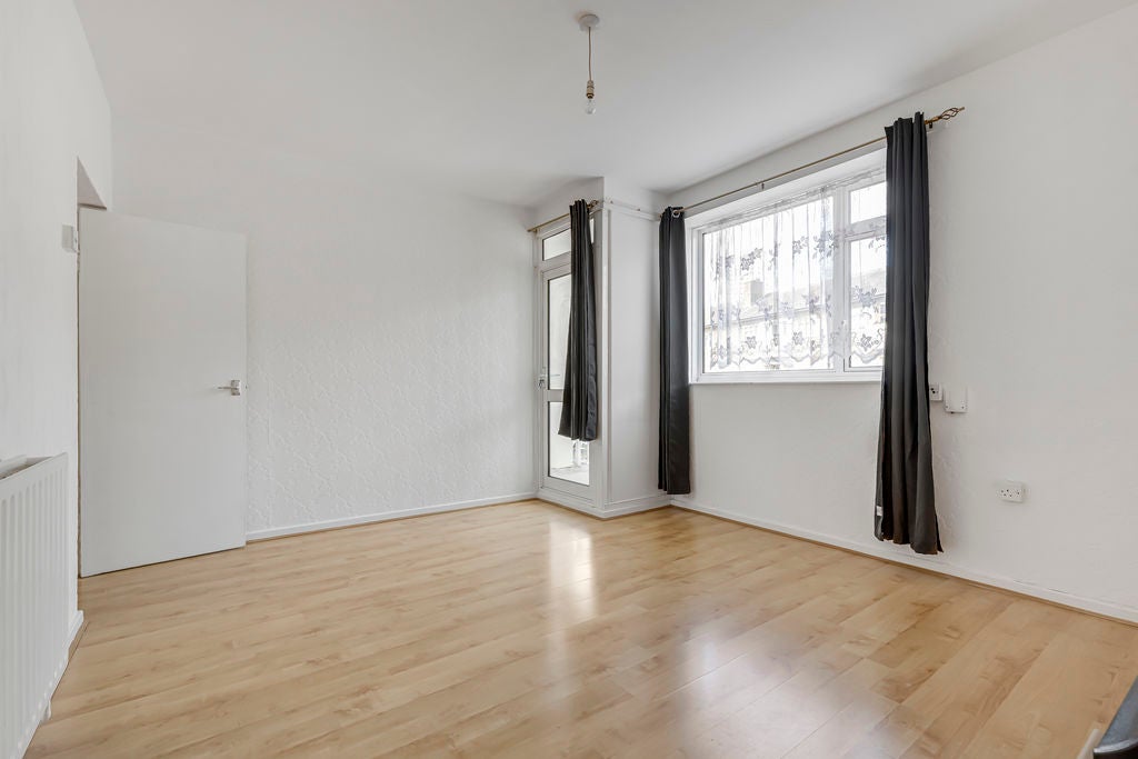 Flat Nankin Street in Greater London