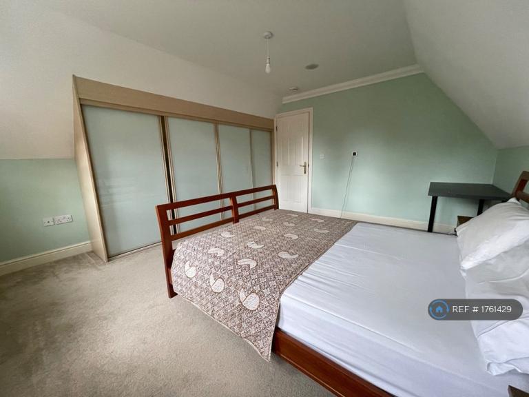 Room Rhapsody Crescent in Brentwood