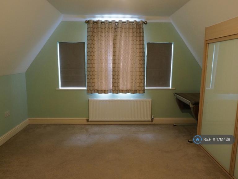 Room Rhapsody Crescent in Brentwood