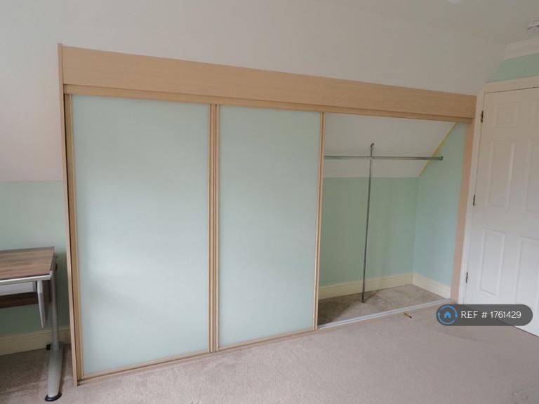 Room Rhapsody Crescent in Brentwood